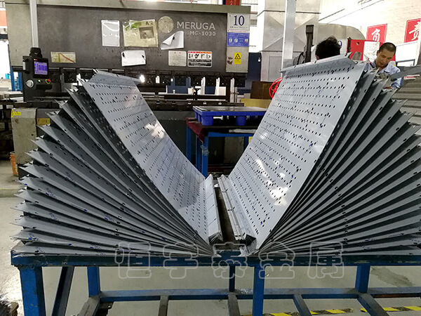 在钣金件折弯加工过程中有几个关键问题需要特别关注